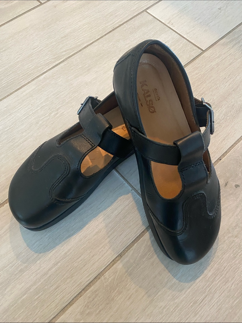 Earth Kalso Black Leather T-Strap Flats